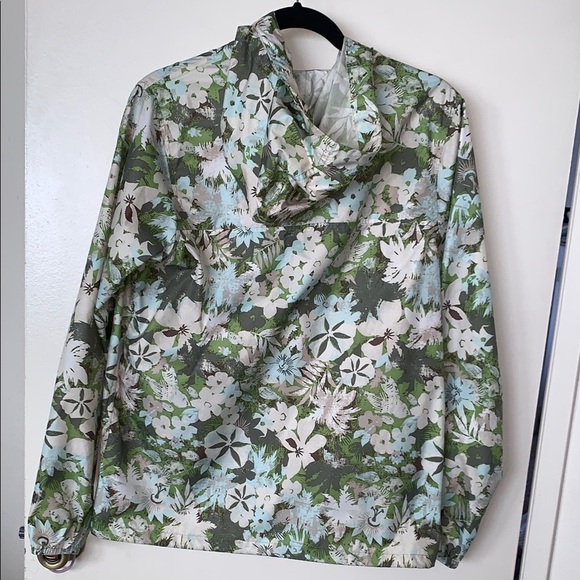 Gently Loved Patagonia Women's Floral Green Jacket —Windbreaker - Picture 6 of 11